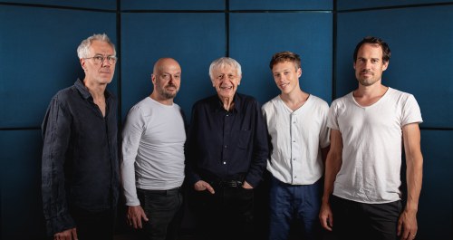 Michel Portal entouré de ses quatre musiciens.