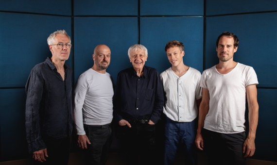 Michel Portal entouré de ses quatre musiciens.