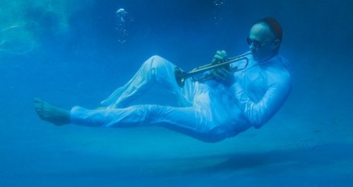 Visuel de l'album « Breathe » : un trompettiste jouant sous l'eau