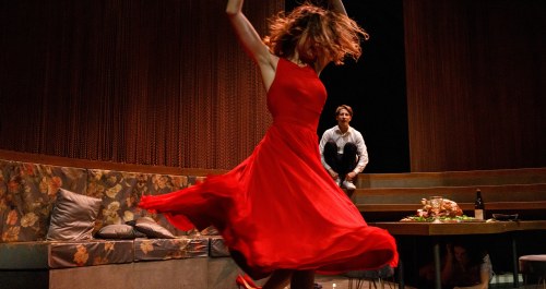une femme en robe rouge danse