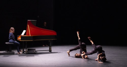 Femme au piano et deux danseurs sur le plateau