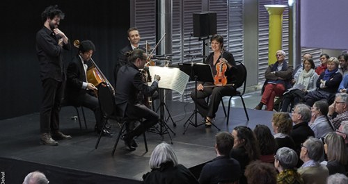 Les quatre musiciens de Quatuor Cambini-Paris dans les foyers du théâtre