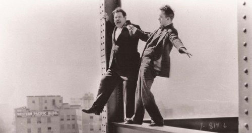 Laurel et Hardy en équilibre sur une poutre métallique