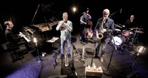 Cinq musiciens de jazz sur scène.