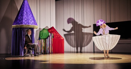 comédiens sur scène avec jeu de lumière