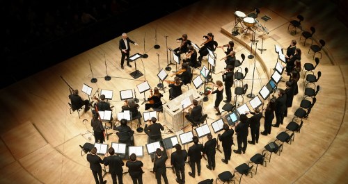 chef d'orchestre et son orchestre