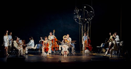 Groupe de musiciens sur scène.