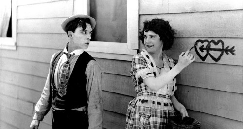 Buster Keaton regardant une femme