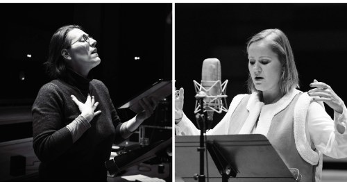 Deux femmes chantant au micro. Photos portraits en noir et blanc.