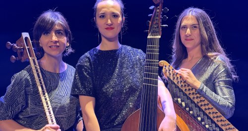 Trois musiciennes devant leur instruments : târ, viole de gambe et qanûn