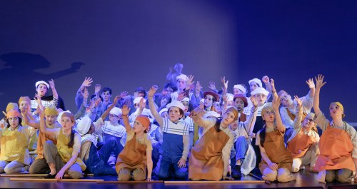 les jeunes chanteuses et chanteurs sur le plateau