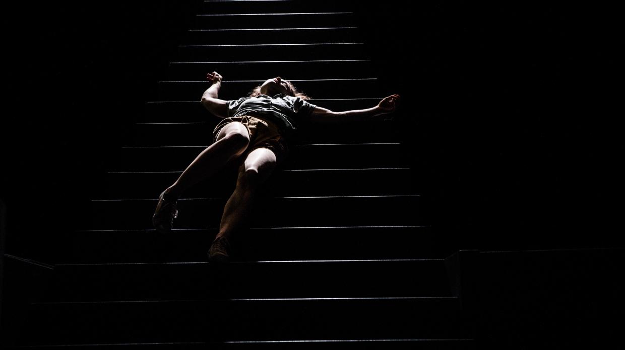 danseuse sur escalier