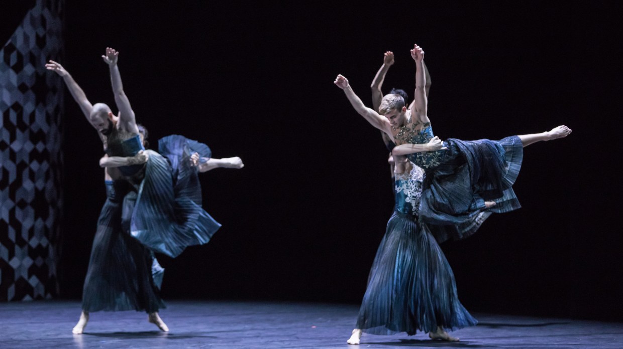 Deux couples de danseurs sur fond bleu