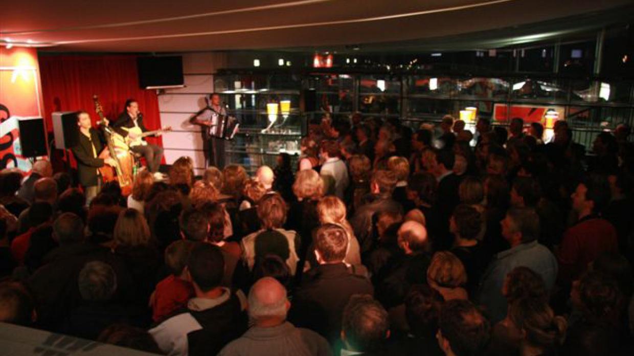 Un concert se déroulant au café Côté Cour.