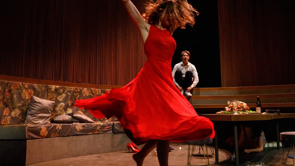 une femme en robe rouge danse