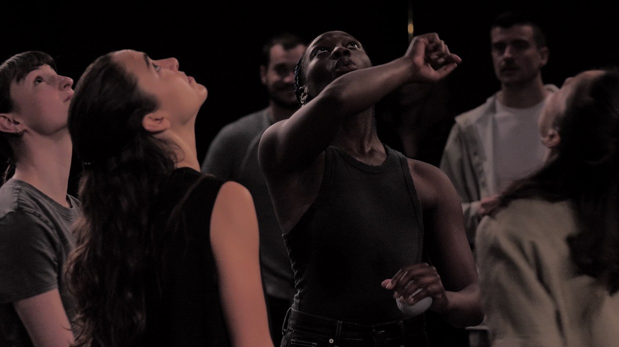 danseurs qui regardent vers le haut