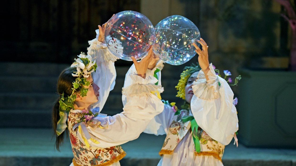 Deux femmes jouant avec des ballons transparents.