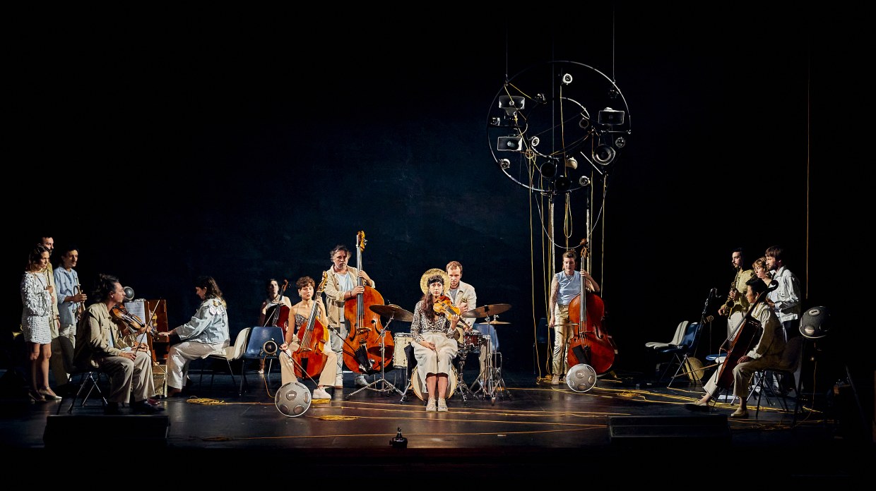 Groupe de musiciens sur scène.