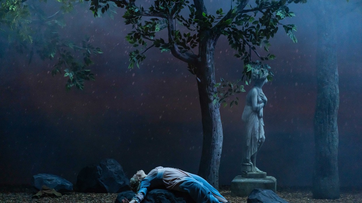 23._angelica_siobhan_stagg_-_orlando_-_theatre_du_chatelet_c_thomas_amouroux.jpg
