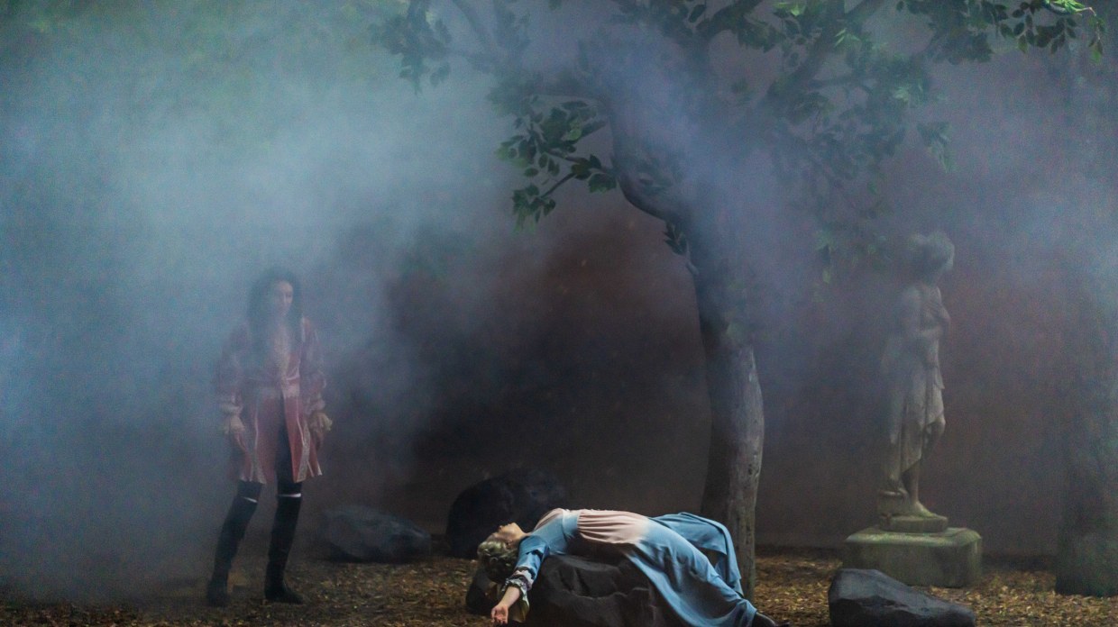 24._orlando_katarina_bradic_et_angelica_siobhan_stagg_-_orlando_-_theatre_du_chatelet_c_thomas_amouroux.jpg