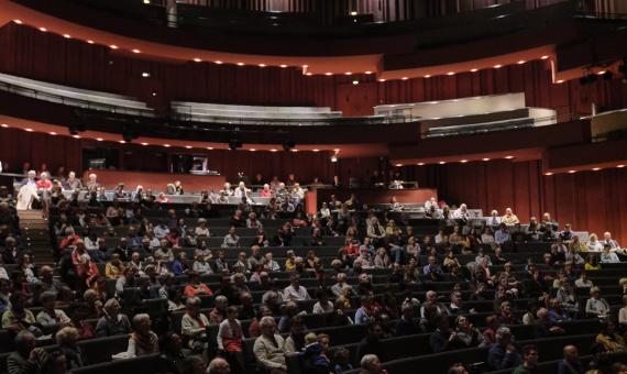 Grande salle du théâtre de Caen avec public