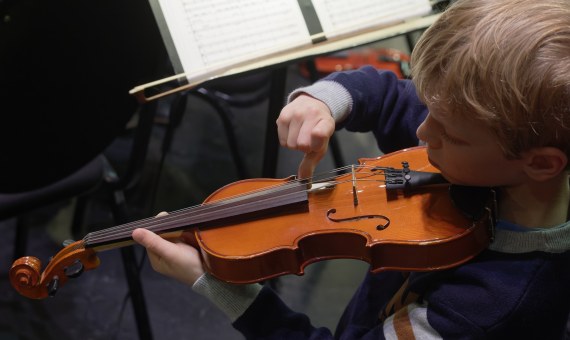 Enfant s'essayant au violon 