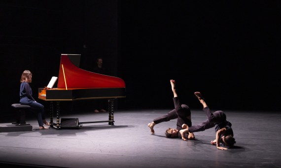 Femme au piano et deux danseurs sur le plateau