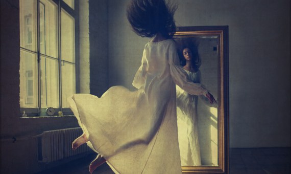 Femme en lévitation devant un miroir