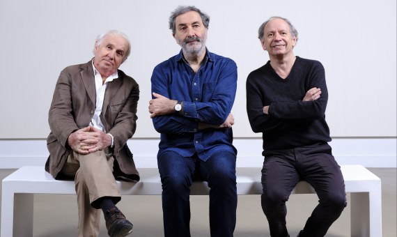 les 3 comédiens de Art assis sur un banc
