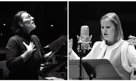 Deux femmes chantant au micro. Photos portraits en noir et blanc.