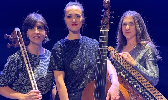 Trois musiciennes devant leur instruments : târ, viole de gambe et qanûn